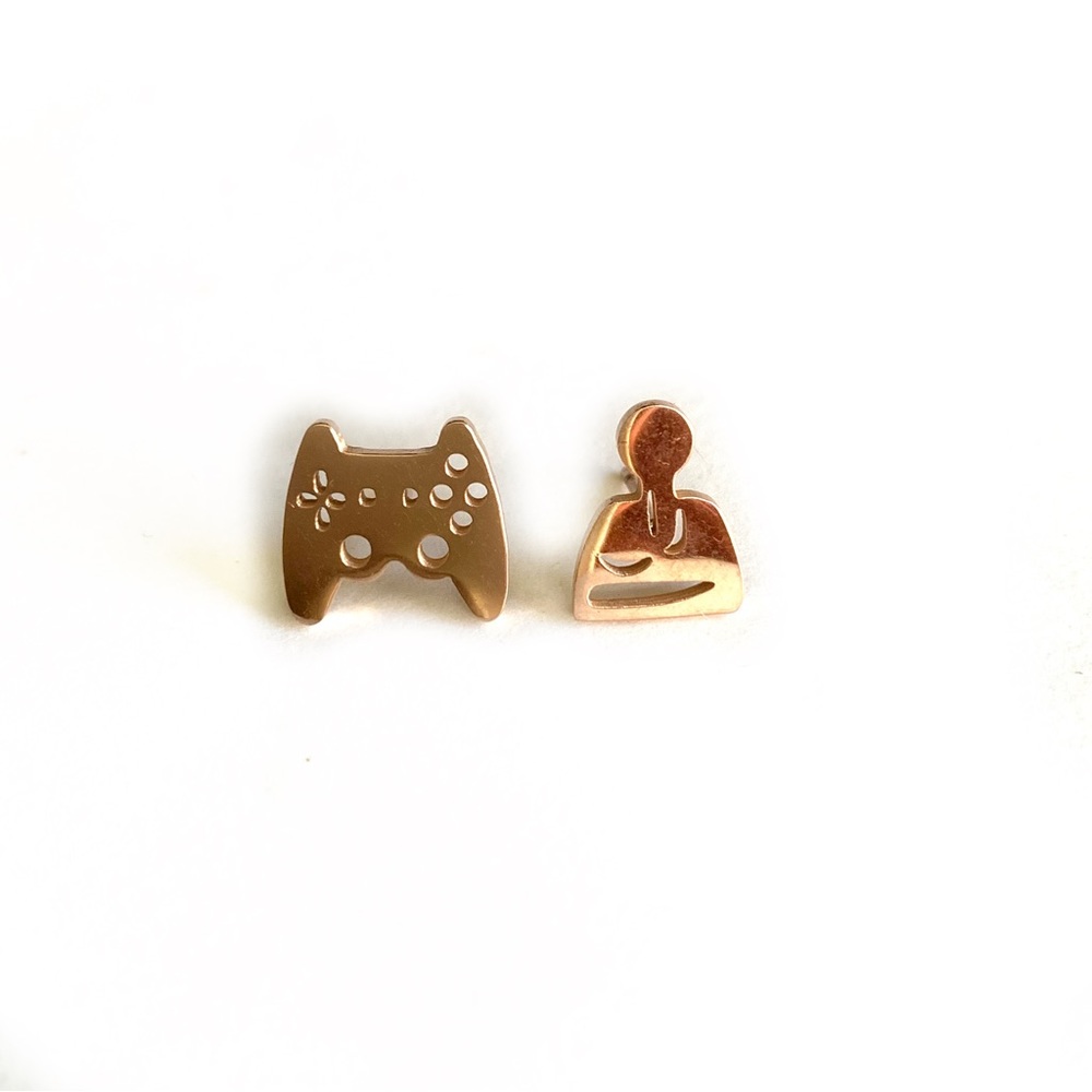 Video game controller earrings - Picture 5 of 5